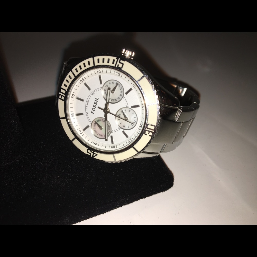 FOSSIL Silver Oversized Watch - Picture 5 of 8